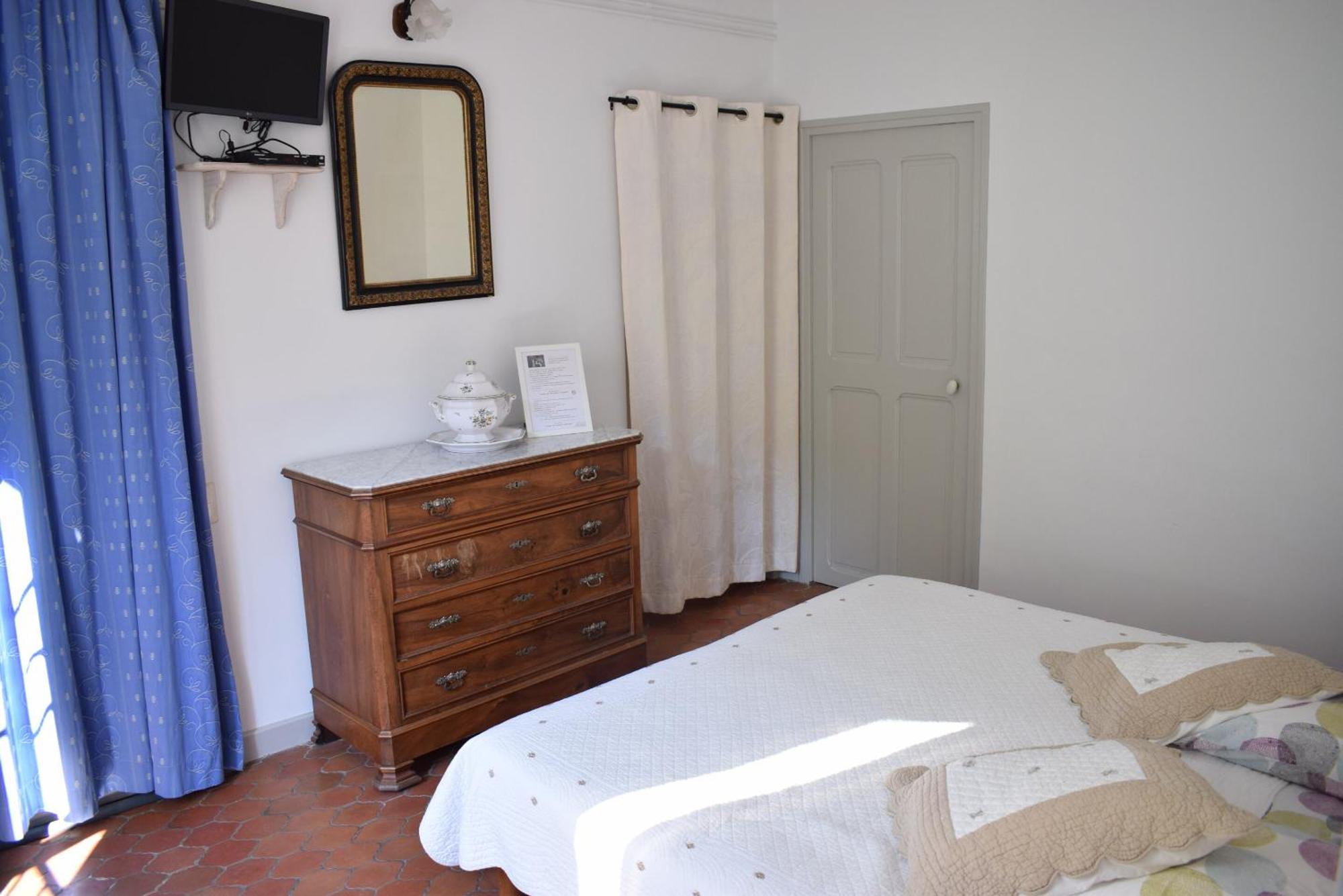 La Figuiere De Vaucluse Bed & Breakfast 2*